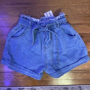Jean shorts with a tied belt